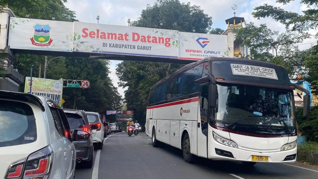 H+2 Lebaran, Arus Kendaraan dari Bandung Menuju Garut Padat Merayap